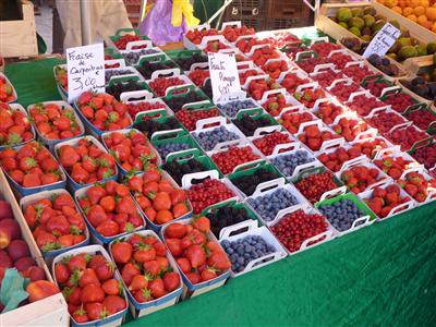 Berries at Apt market